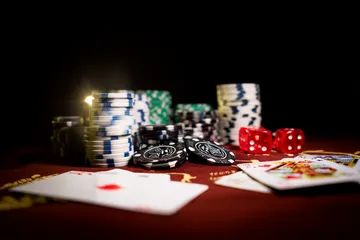 টাক্সেডো পরা একজন প্রফেশনাল ডিলার রুলেট টেবিলে খেলোয়াড়দের স্বাগত জানাচ্ছেন—যা 456BDBET–এর আসল লাইভ ক্যাসিনো অনুভূতিকে প্রকাশ করে।