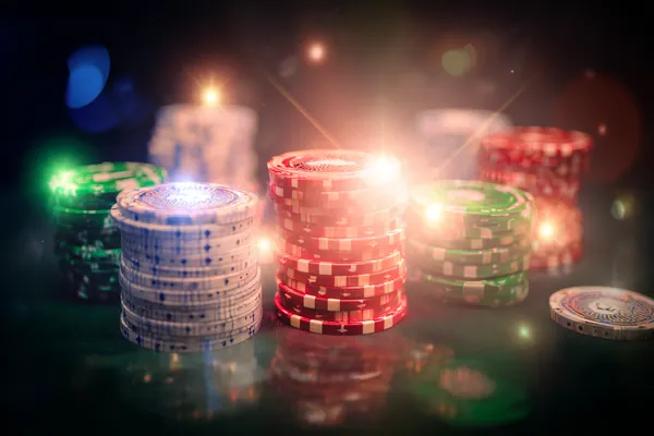 সোনালি কয়েনের ঝর্ণার মধ্যে ঘূর্ণায়মান একটি রুলেট চাকার ক্লোজ-আপ—যা 456BDBET–এ গভীর ক্যাসিনো অ্যাকশনকে তুলে ধরে।