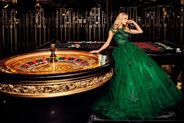 স্বর্ণমুদ্রা পরিবেষ্টিত এক স্লট রিলে জয়ী ‘সেভেন’ প্রতীকের নাটকীয় দৃশ্য—যা বড় জয়ের প্রতীক।